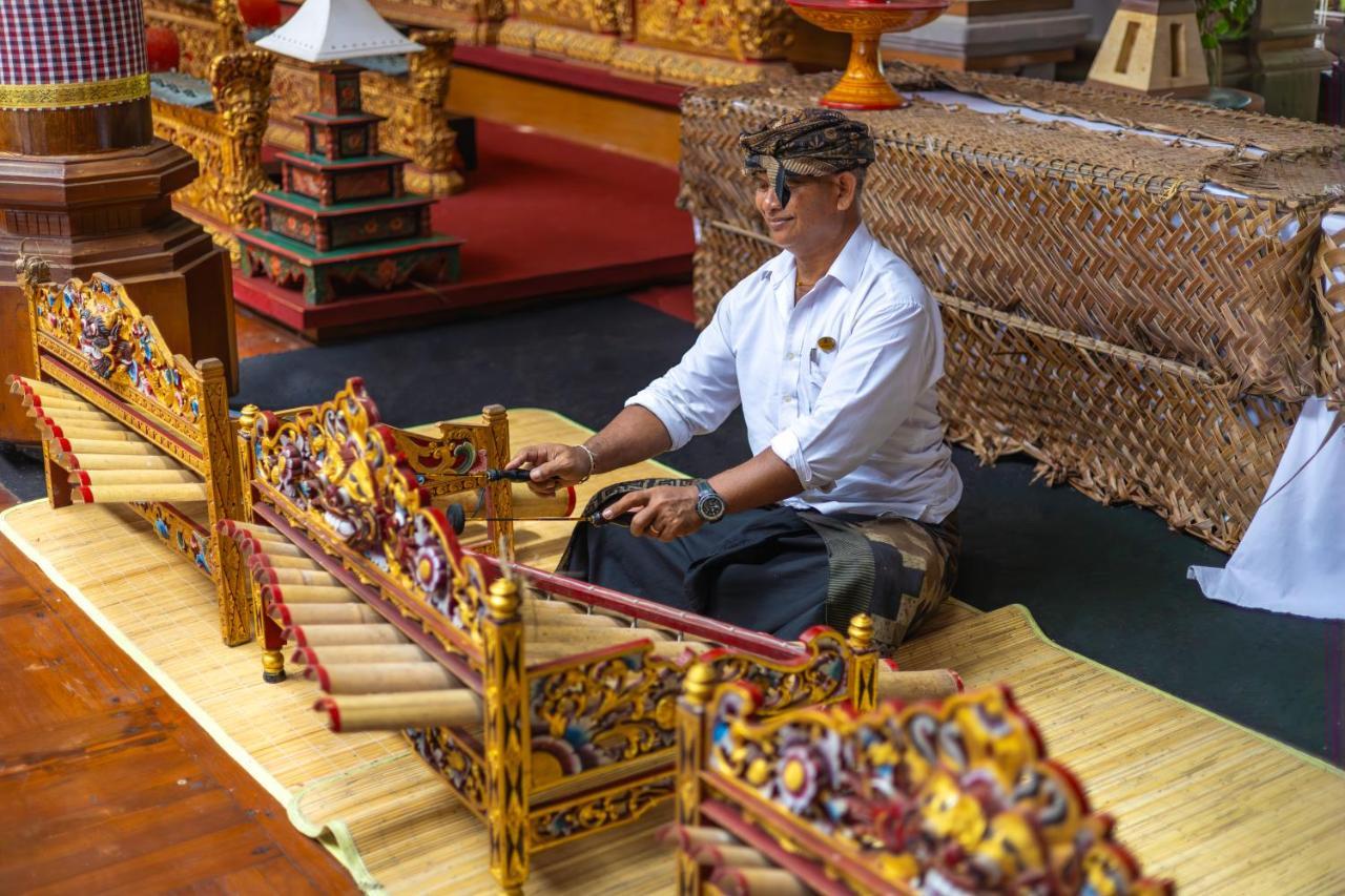 巴厘岛阿优达度假酒店 努沙杜瓦 外观 照片 A gamelan player in Bali