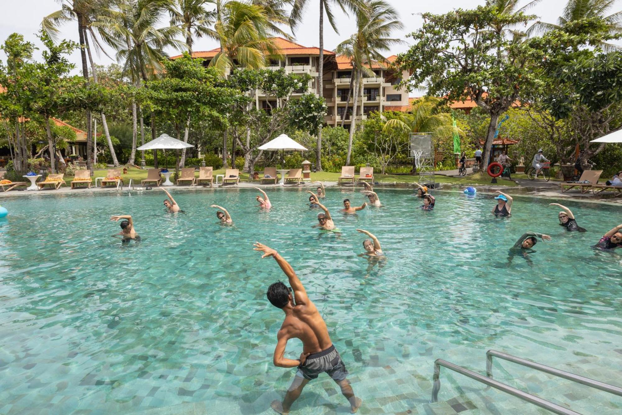 巴厘岛阿优达度假酒店 努沙杜瓦 外观 照片 A water aerobics class