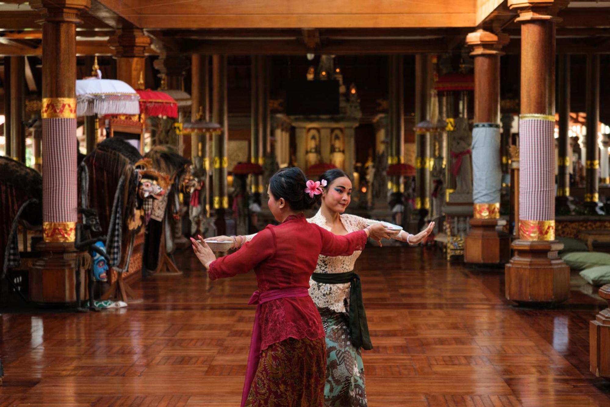 巴厘岛阿优达度假酒店 努沙杜瓦 外观 照片 A traditional Javanese dance